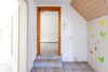 EIN-ZWEIFAMILIENHAUS mit Einliegerwohnung, Scheune und großem Grundstück - Zugang Büro EG