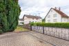 EIN-ZWEIFAMILIENHAUS mit Einliegerwohnung, Scheune und großem Grundstück - Hoftor Ansicht Nachbarn
