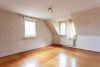 EIN-ZWEIFAMILIENHAUS mit Einliegerwohnung, Scheune und großem Grundstück - Wohnzimmer OG