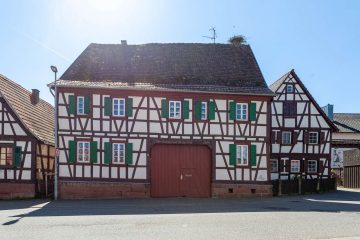 HISTORISCHES Mehrgenerationen-Anwesen mit Ausbaupotenzial, 76872 Winden, Haus